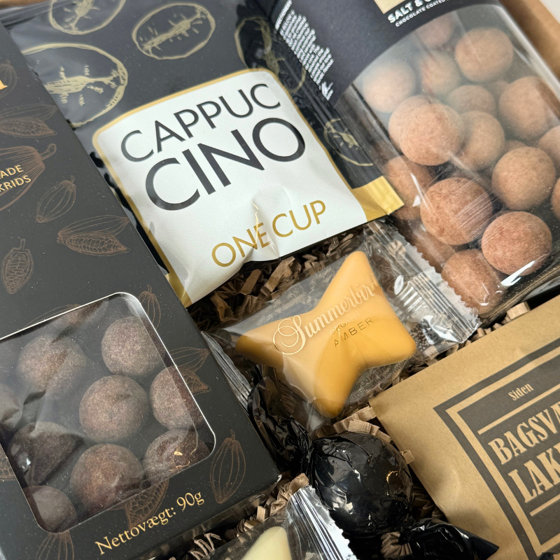 Lille gavekurv med lakrids, chokolade og kaffe. 