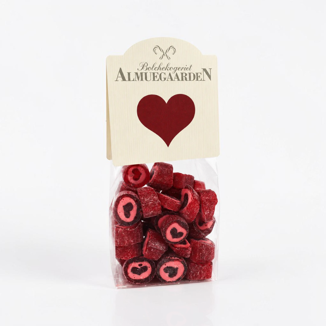 Hjerte bolcher med smag af kirsebær fra Almuegaarden i pose som anledningskort.