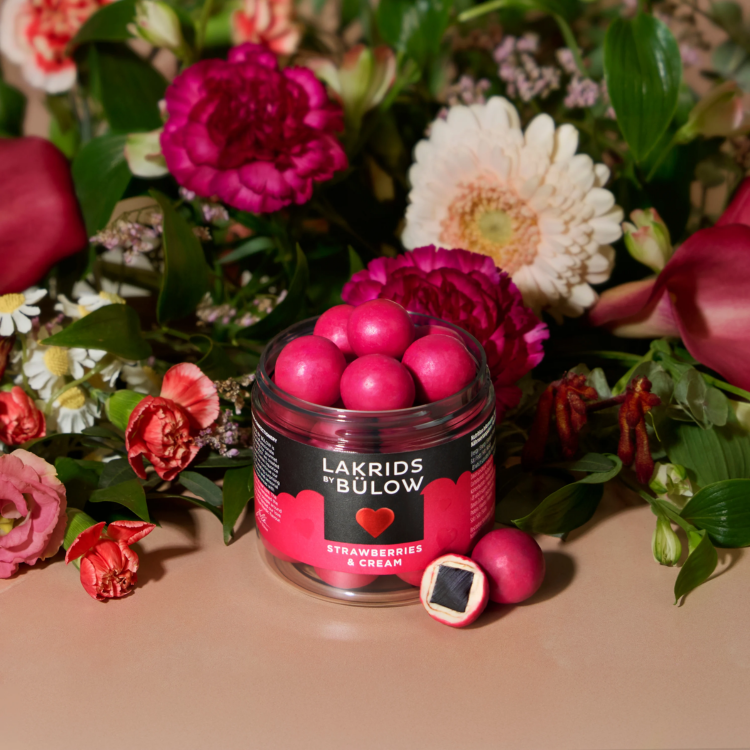 Love Strawberry &amp; Cream Small Lakrids by Bülow 115 g fra Lakrids by Bülow