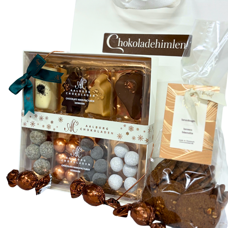  Aalborg Chokoladens store mix æske med fire forskellige slags juledragéer og fire fine julefigurer, suppleret med sprøde brunkager og lækre chokoladekugler. 