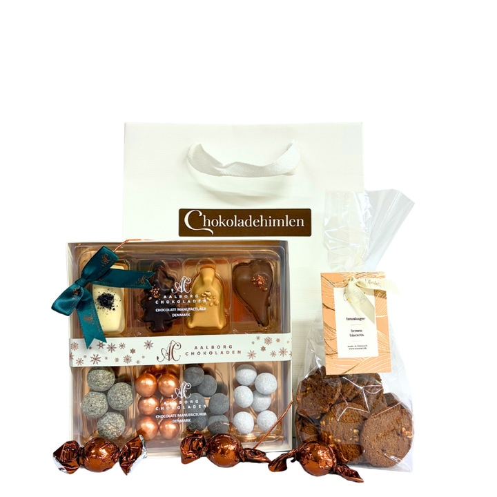  Aalborg Chokoladens store mixæske med fire forskellige slags juledragéer og fire fine julefigurer, suppleret med sprøde brunkager og lækre chokoladekugler. 