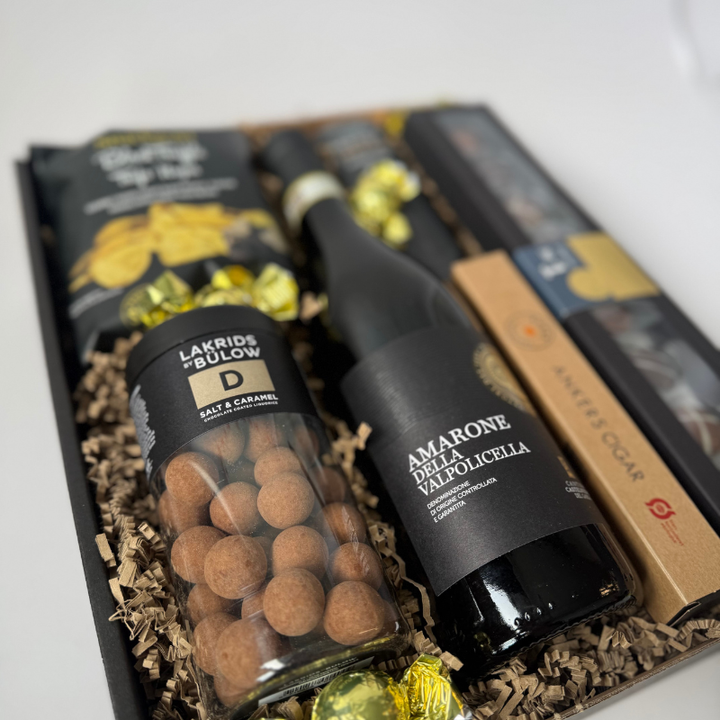 Gaveæske med italiensk rødvin, chokolade, lakrids og chips