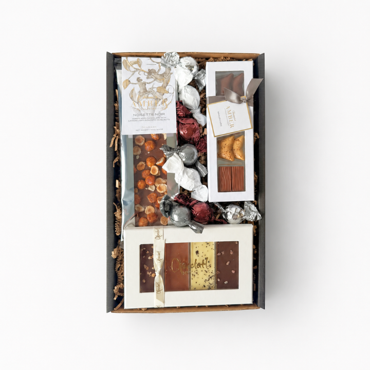 Chokoladegaveæske med Amber Miniature, Noisette Noir, chokoladeplader og fyldte chokoladekugler