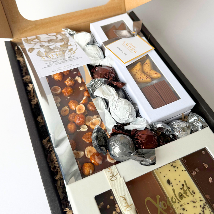 Gaveæske fyldt med gourmet chokolade.