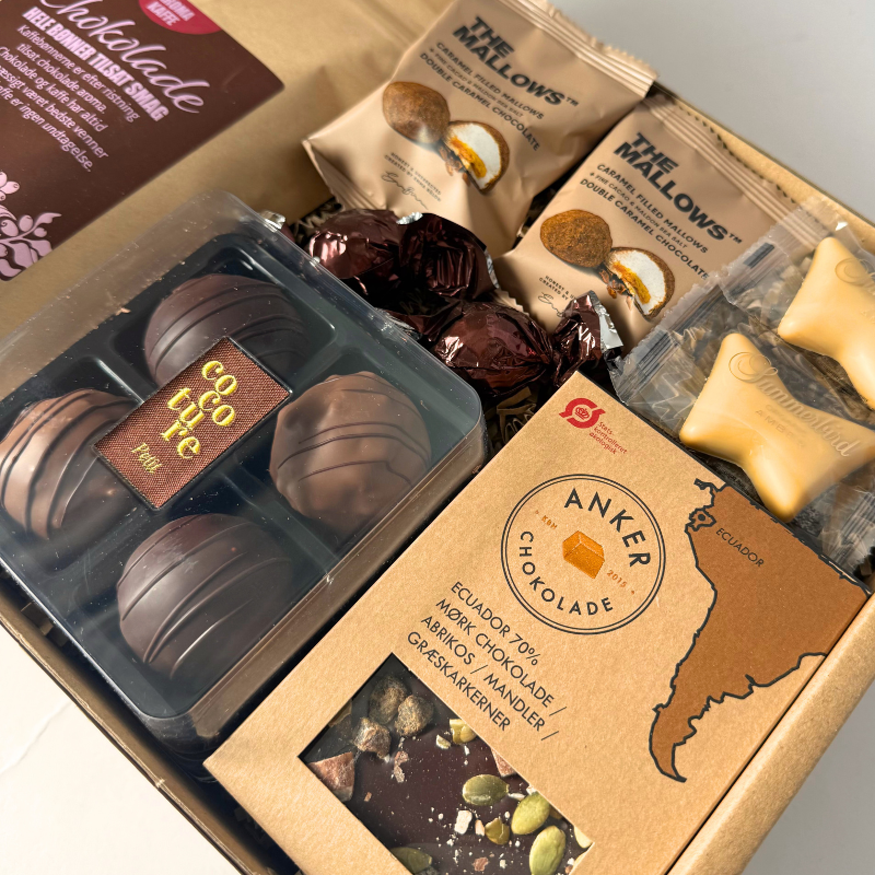 Gaveæske med kaffe, Summerbird chokolade, mallows, romkugler og mørk chokolade.