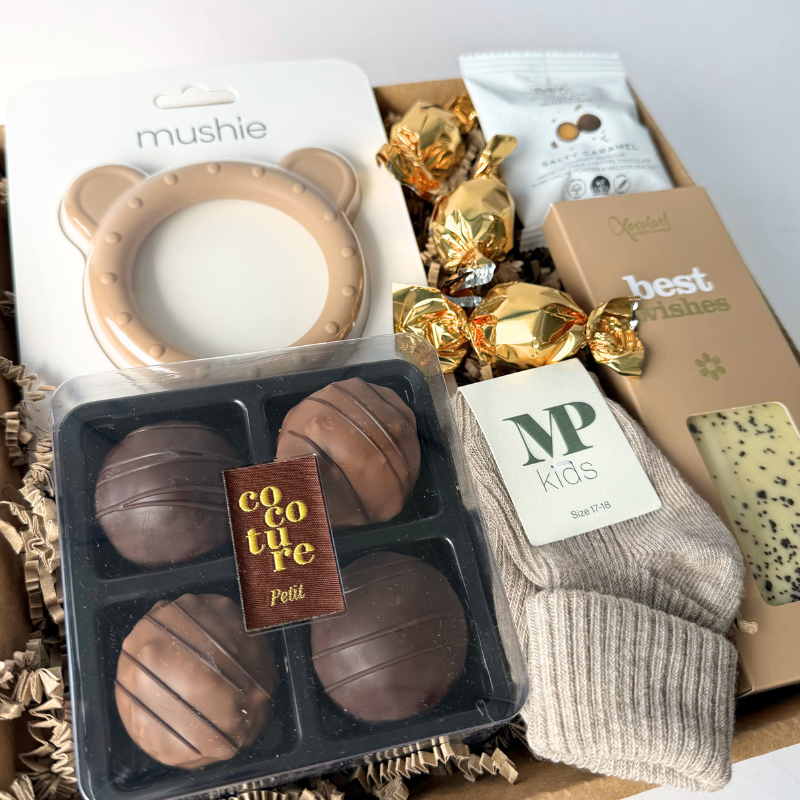 Barselsgavekurv med MUSHIE bidering, MP Denmark strømper, romkugler og chokoladegaver