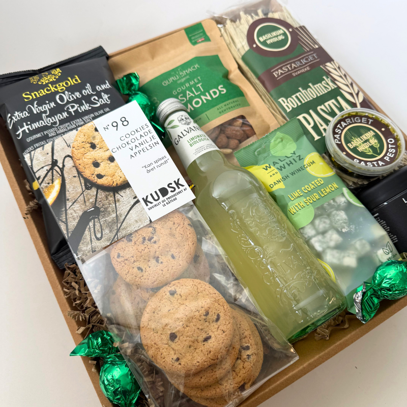 Grøn gavekurv med sodavand, cookies, pasta, lakrids, chips, mandler og chokolade