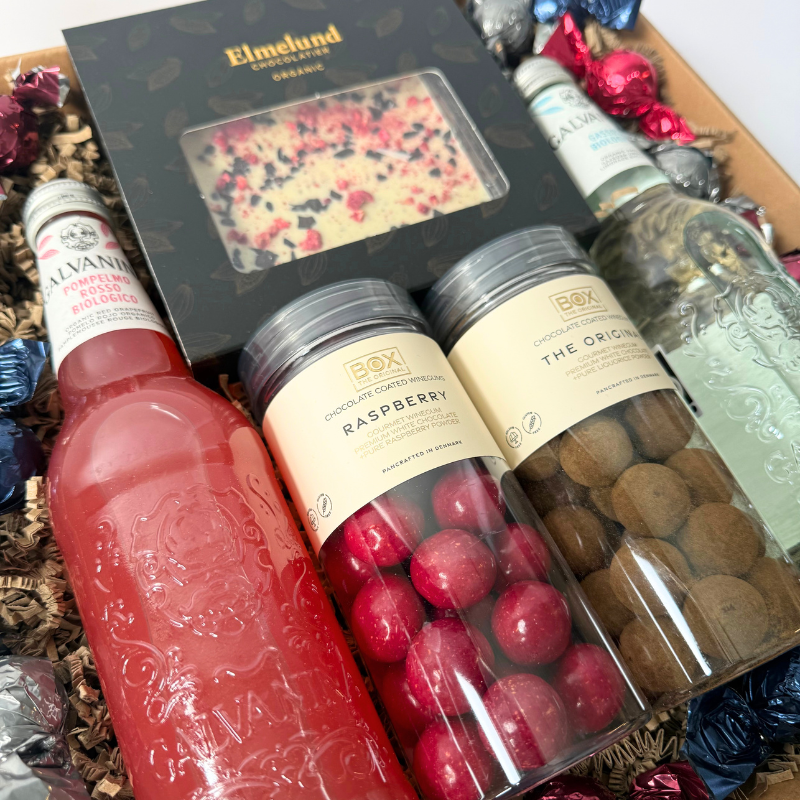 Barselsgavekurv med sodavand, chokolade, vingummi og chokoladekugler