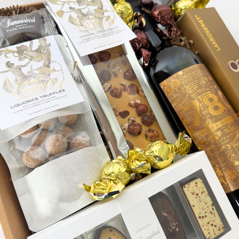 Gavekurv med fransk rødvin, Petit Four, Amber Croquant, Summerbird sommerfugle og lakridskugler