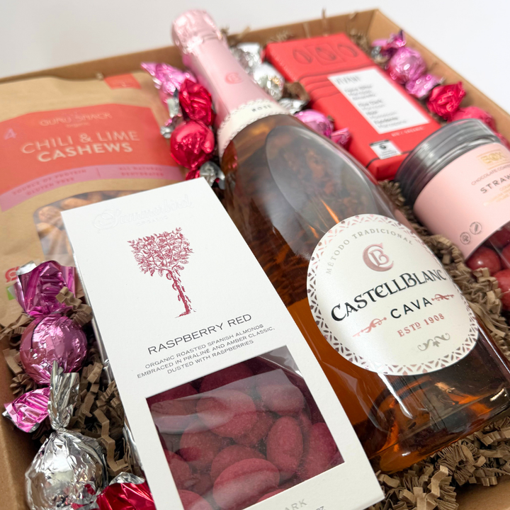 Gavekurv med rosé cava, chokolade, nødder og vingummi