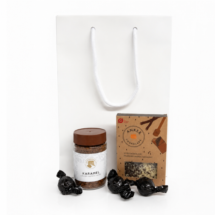Gavepose med karamelsmagende instant kaffe, hvid chokolade med lakridsgranulat fra Anker Chokolade og indpakkede chokoladekugler.