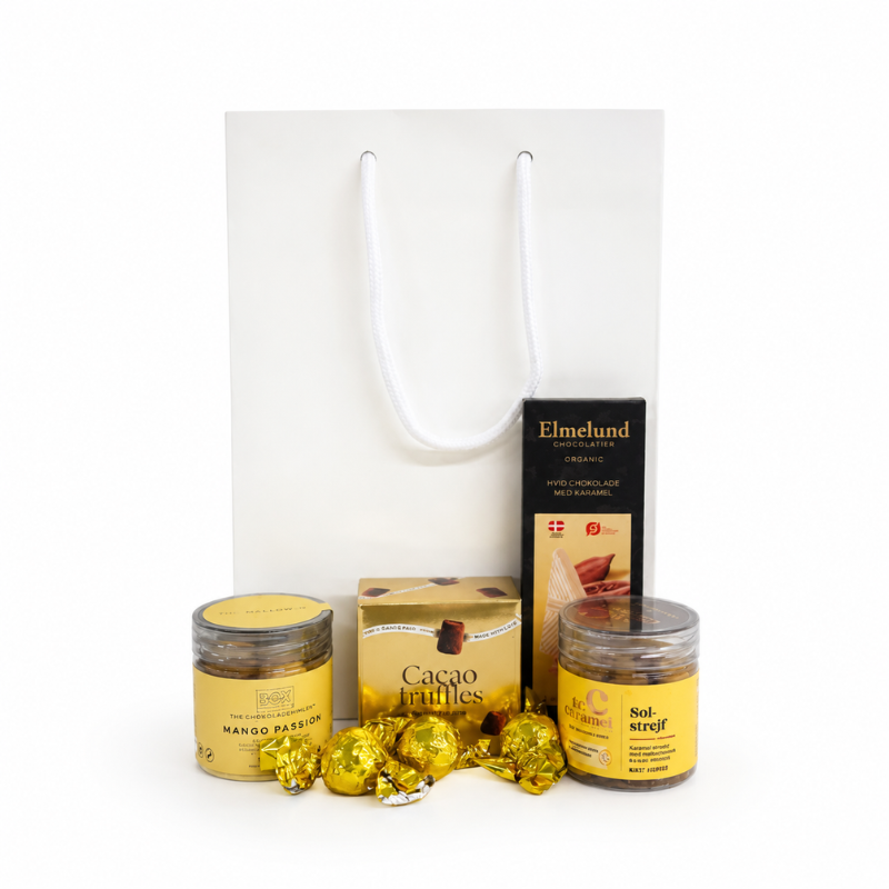Gavepose med Elmelund hvid chokolade med karamel, Cacao Truffles, Mango Passion, Solstrejf fudge og gyldne chokoladestykker.