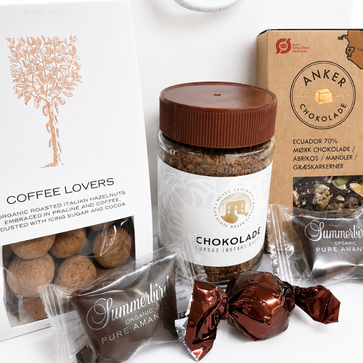 Billede af gavepose med kaffe, mørk chokolade, Summerbird Organic og nøddebaserede chokoladespecialiteter.