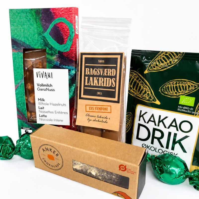 Billede af gavepose med chokolade, lakrids, kakaodrik, mælkechokolade med hele hasselnødder og grønne indpakkede chokolader.
