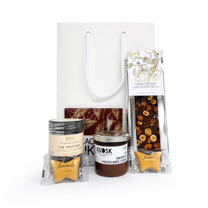 Gavepose med BOX The Original Vingummi, KUDSK hasselnød creme, kakaodrik, Summerbird Noisette Noir og Summerbird Amber.