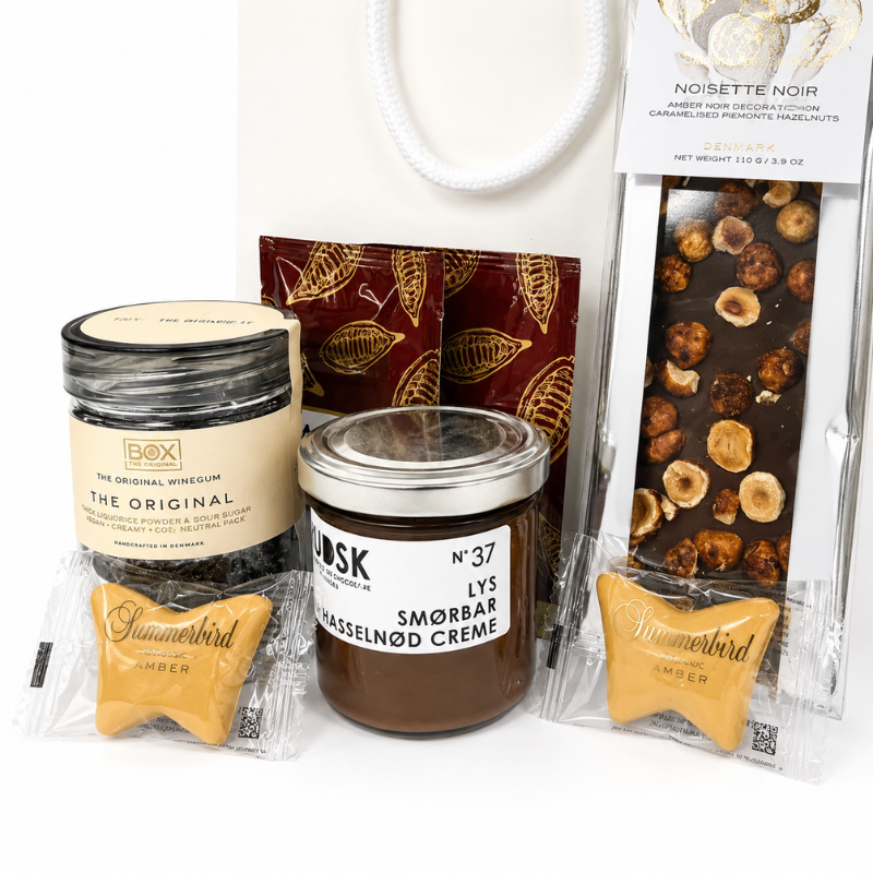 Billede af gavepose med chokolade, smørbar hasselnød creme, vingummi, kakaodrik og Summerbird chokolade.