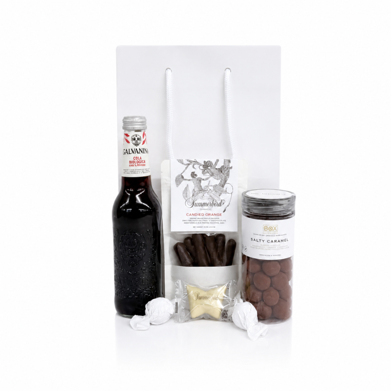 Gavepose med Galvanina cola, Summerbird kandiseret appelsin, BOX Salty Caramel vingummi, Summerbird Amber og hvide indpakkede stykker.