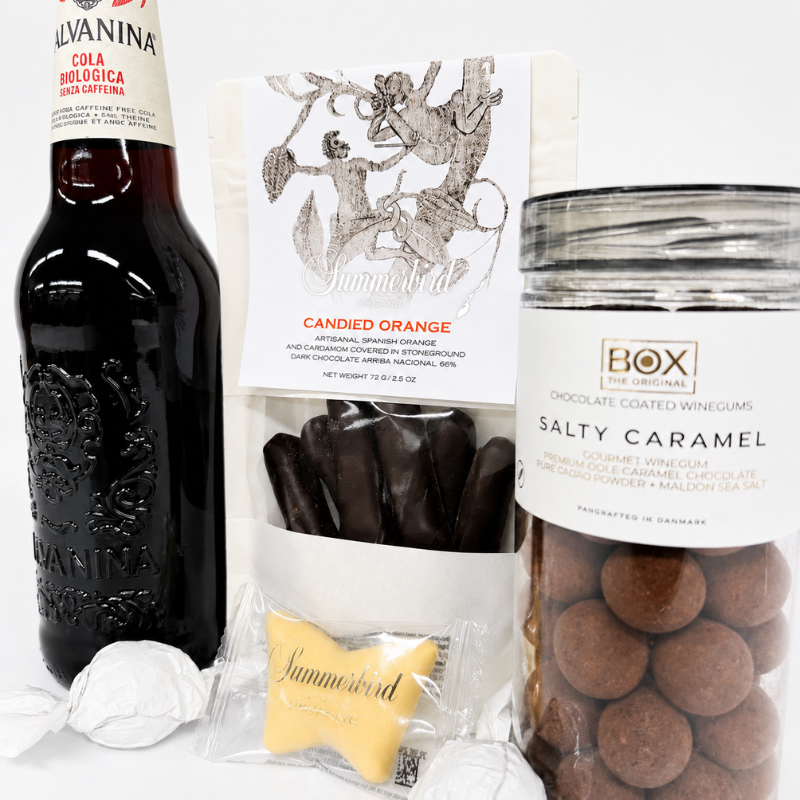 Billede af gavepose med cola uden koffein, mørk chokolade med kandiseret appelsin, saltkaramel-vingummi og Summerbird chokolade.