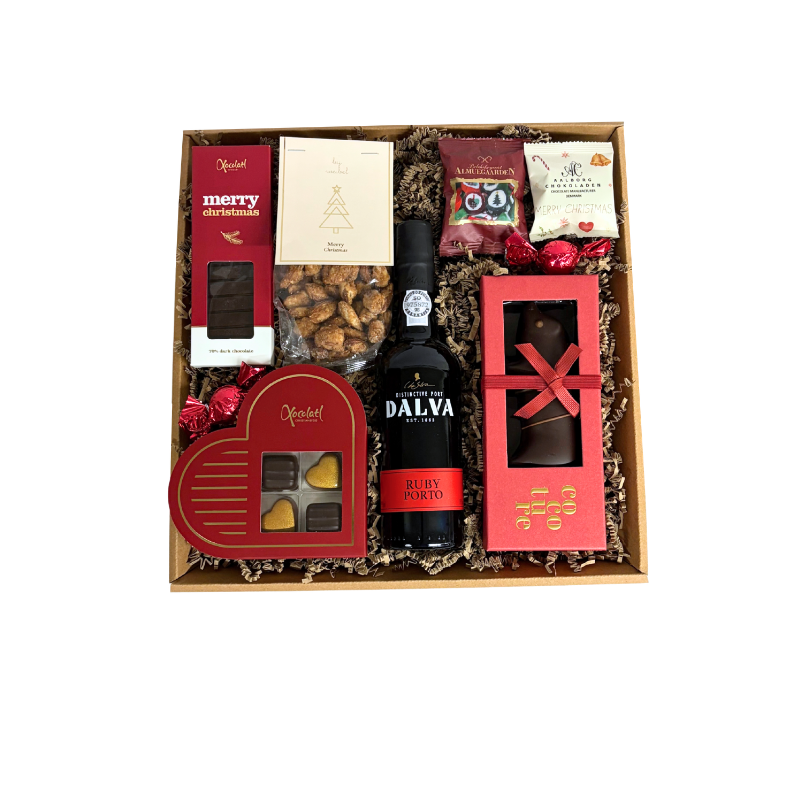 En gavekurv fyldt med julehygge, Dalva portvin, marcipan, fyldte chokolader og klassiske bolsjer.