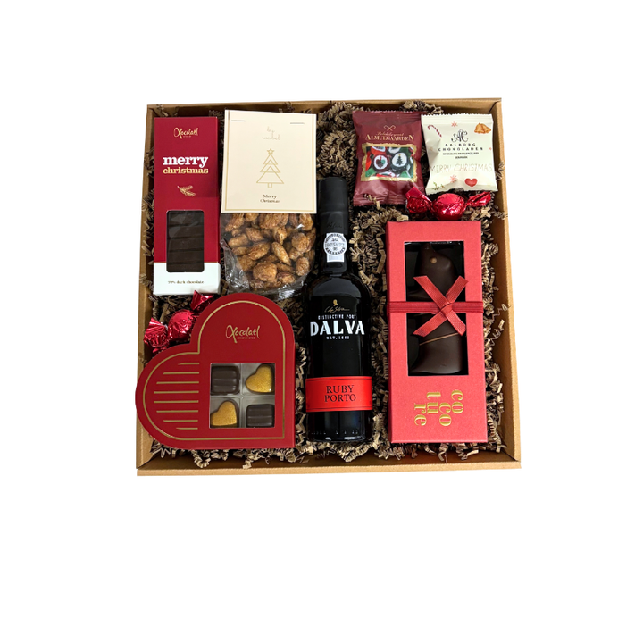 En gavekurv fyldt med julehygge, Dalva portvin, marcipan, fyldte chokolader og klassiske bolsjer.