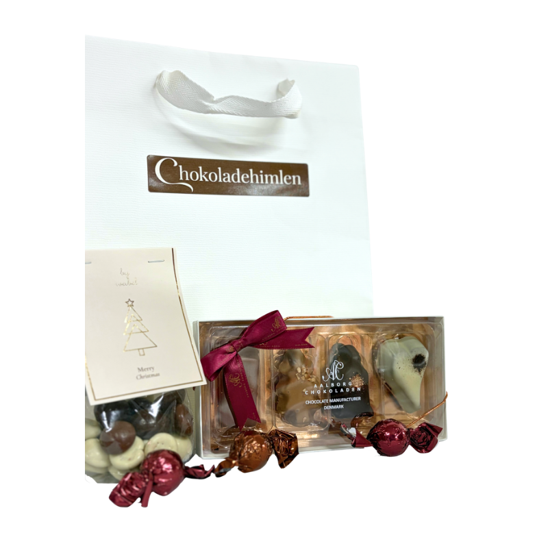 Petit Four Bordeaux med marcipan i fire forskellige varianter, sprøde pebernødder overtrukket med lys, hvid og mørk chokolade samt lækre chokoladekugler. Aalborg chokoladen 