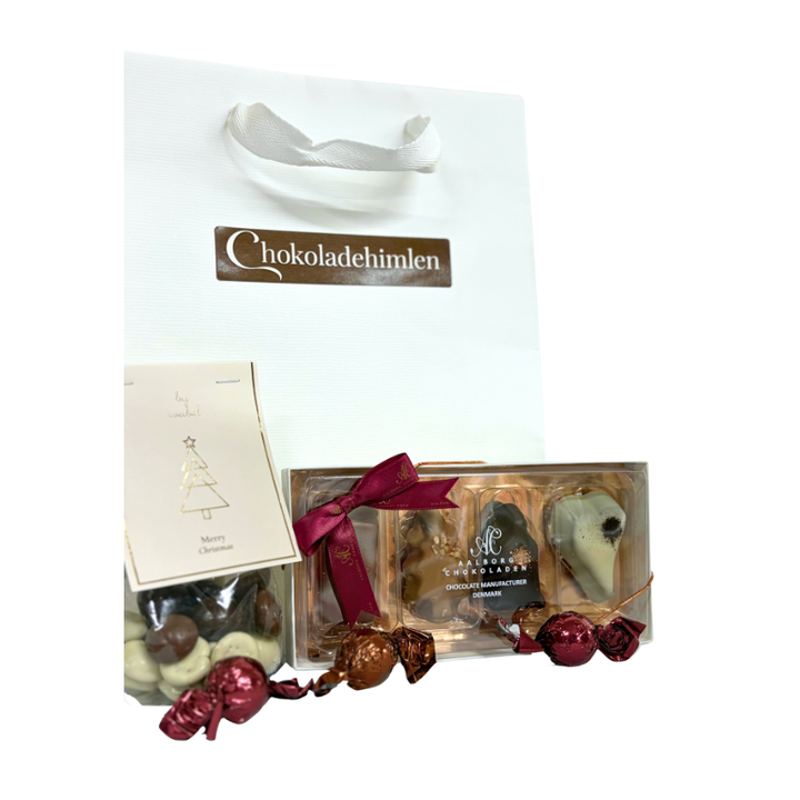 Petit Four Bordeaux med marcipan i fire forskellige varianter, sprøde pebernødder overtrukket med lys, hvid og mørk chokolade samt lækre chokoladekugler. Aalborg chokoladen 