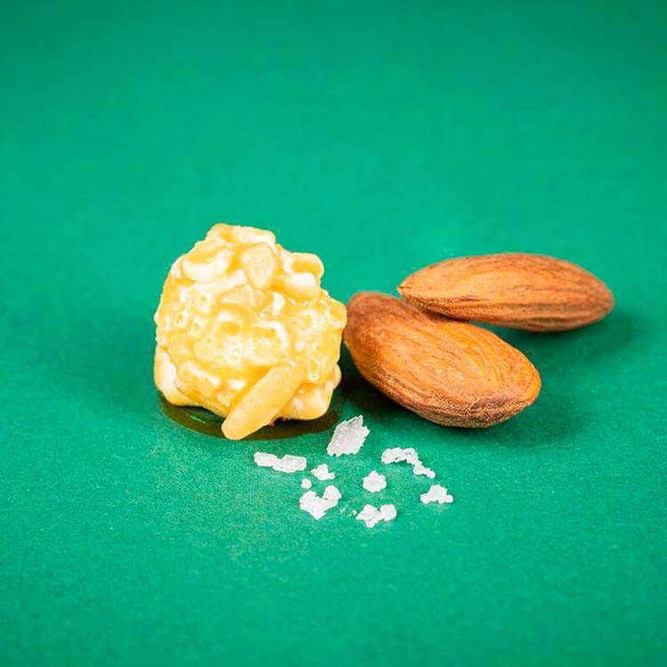 Lille flowpack med mandel og karamelpopcorn