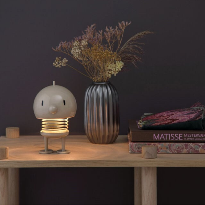 Bumble LED-lampe fra Hoptimist i Latte med justerbart lys