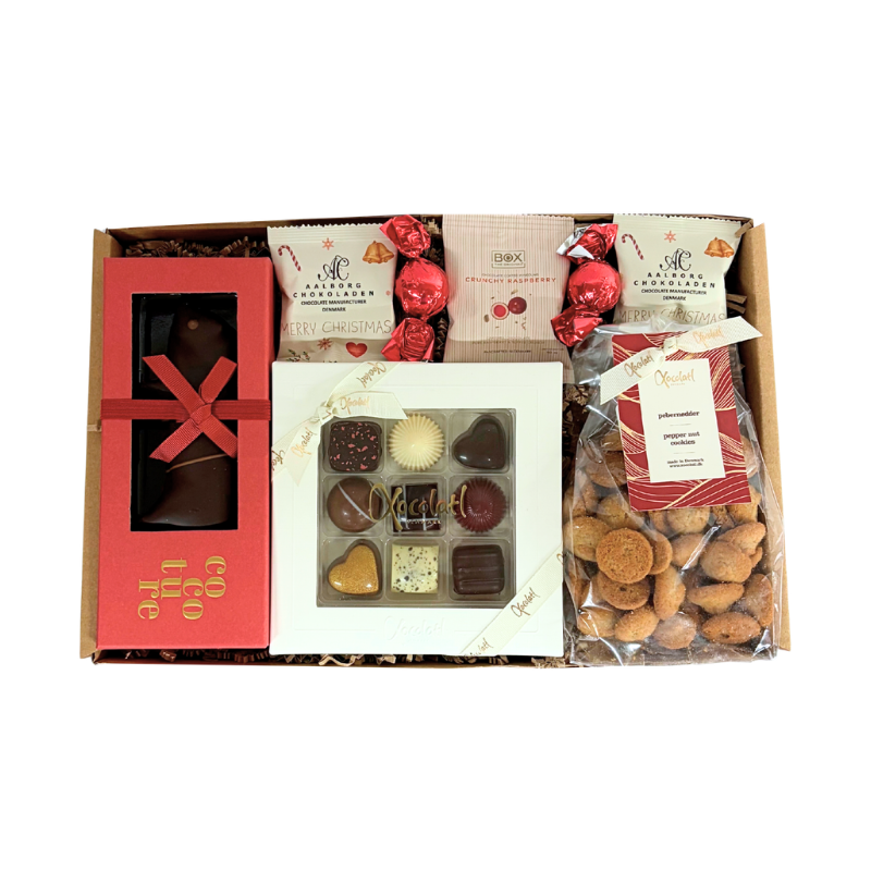 En julegave fyldt med søde favoritter , fyldte chokolader, sprøde vaniljekranse, smørbagte pebernødder, marcipangris