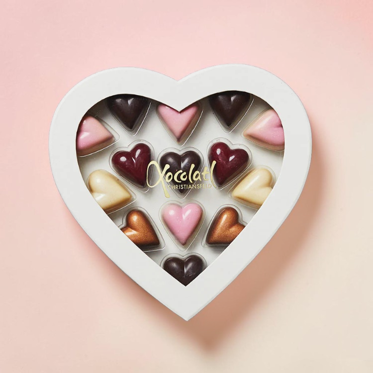 Hjerte gaveæske med 14 fyldte chokolader formet som hjerter.