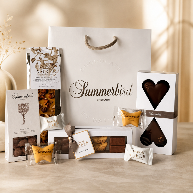 Hvid Summerbird Organic gavepose med udvalgte chokoladeprodukter, blandt andet Amber Croquant, Amber Miniature, dragerede mandler og marcipanhjerter.