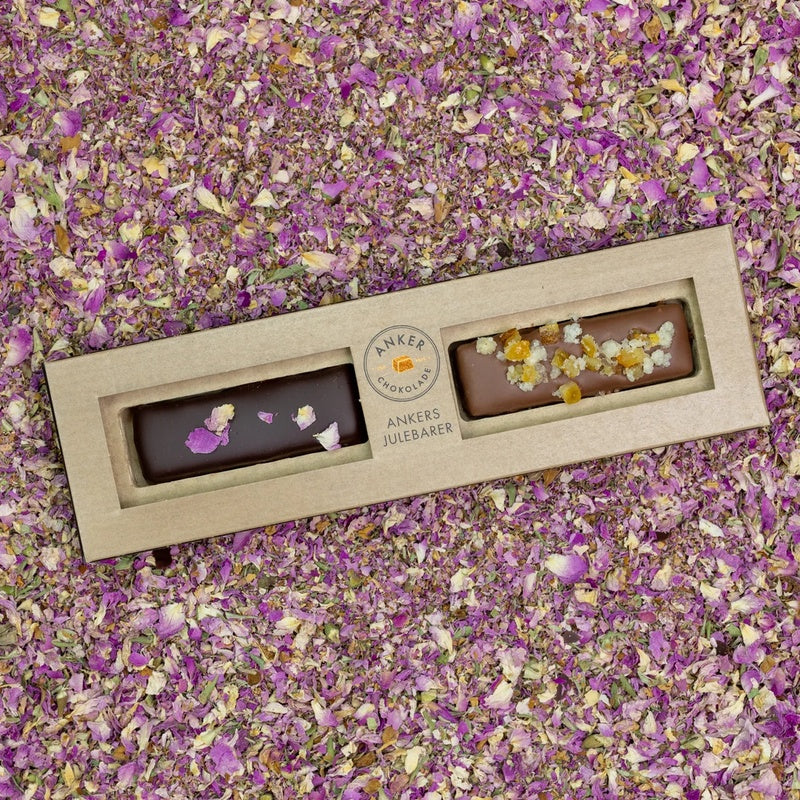 To fyldte julebarer med mørk og lys chokolade - Anker i Anker Chokolades originale æske