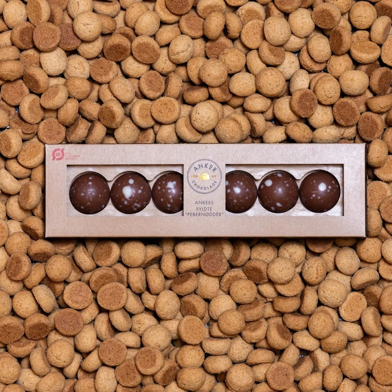 Pebernøddechokolader med nougat 6 stk. - Anker i Anker Chokolades originale æske