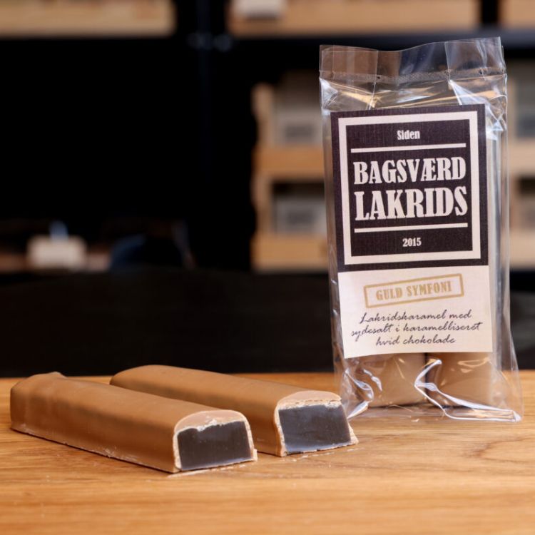 Lakridskaramel med sydesalt overtrukket med karamelliseret hvid chokolade fra Bagsværd Lakrids.