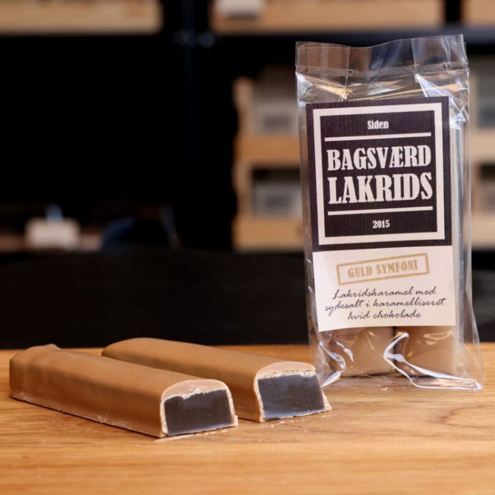 Lakridskaramel med sydesalt overtrukket med karamelliseret hvid chokolade fra Bagsværd Lakrids.