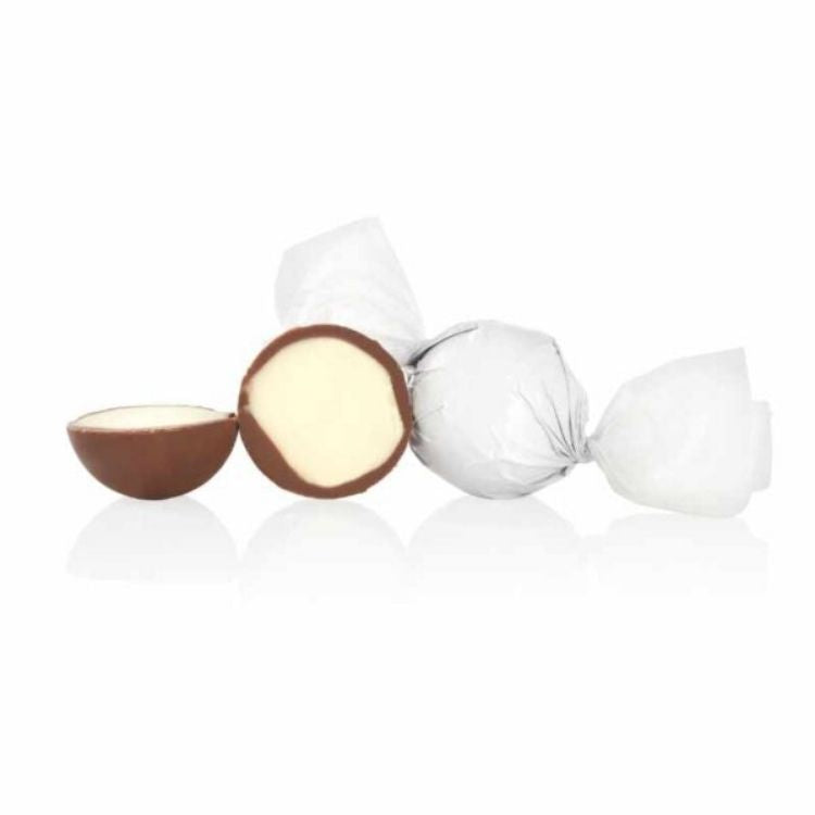 Chokoladekugler i hvid indpakning med kokoscremefyld.