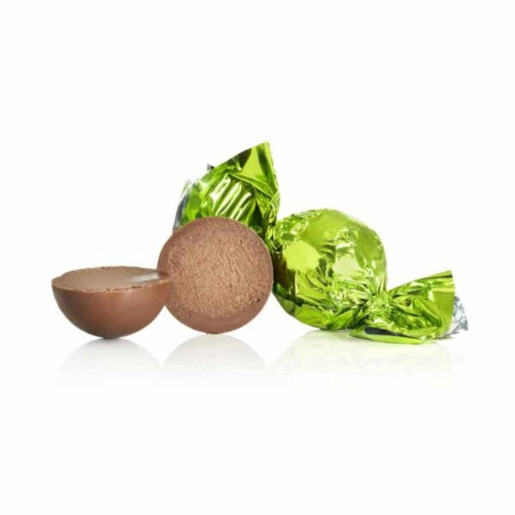 Grøn chokoladekugle med mælkechokolade og lakrids.