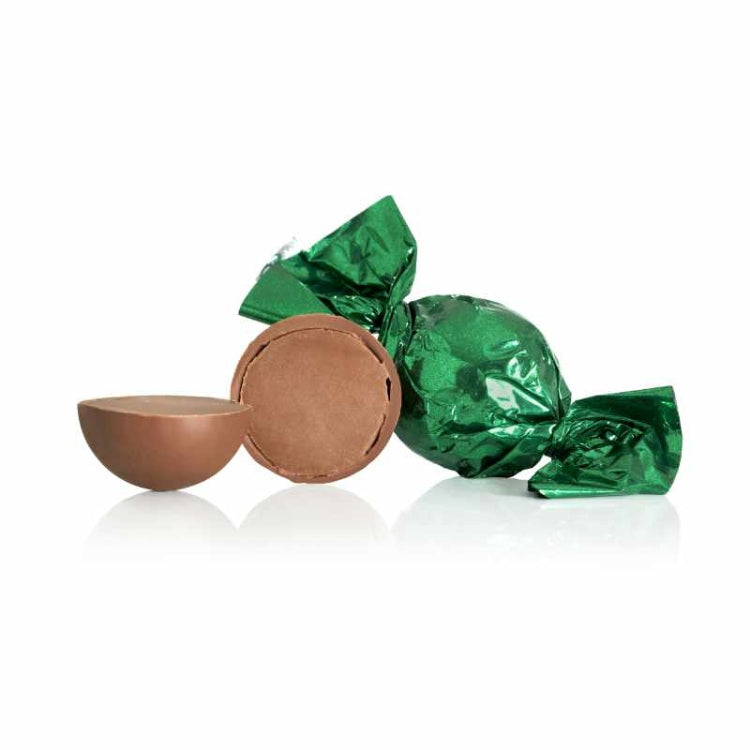 Grønne mælkechokoladekugler med nougatfyld.