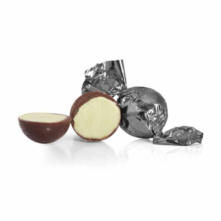 Mørke chokoladekugler med smag af cheesecake og amaretto kiks.