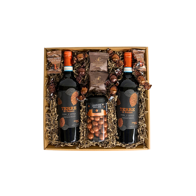 En eksklusiv julekurv fyldt med luksus og forkælelse lakrids by bülow. Økologisk rødvin. Aalborg chokoladen 
