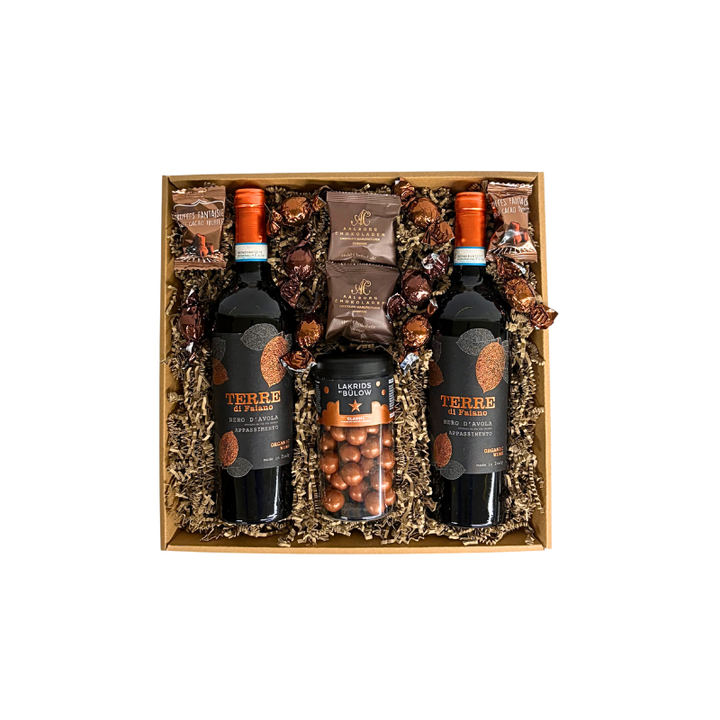 En eksklusiv julekurv fyldt med luksus og forkælelse lakrids by bülow. Økologisk rødvin. Aalborg chokoladen 
