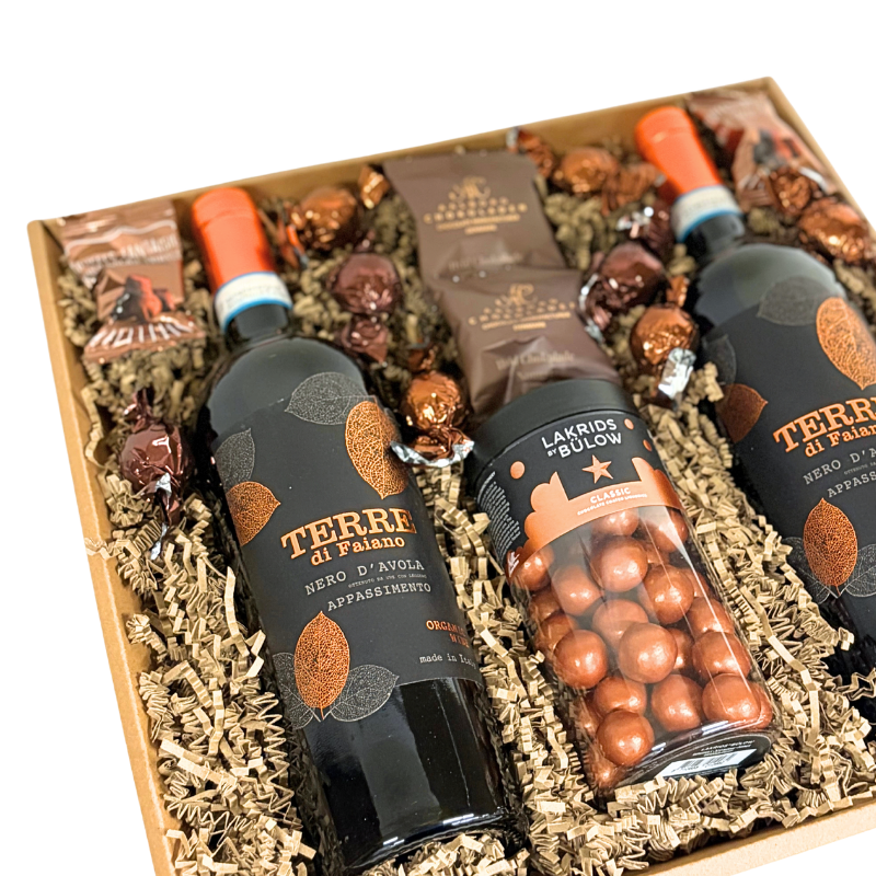 En eksklusiv julekurv fyldt med luksus og forkælelse lakrids by bülow. Økologisk rødvin. Aalborg chokoladen 