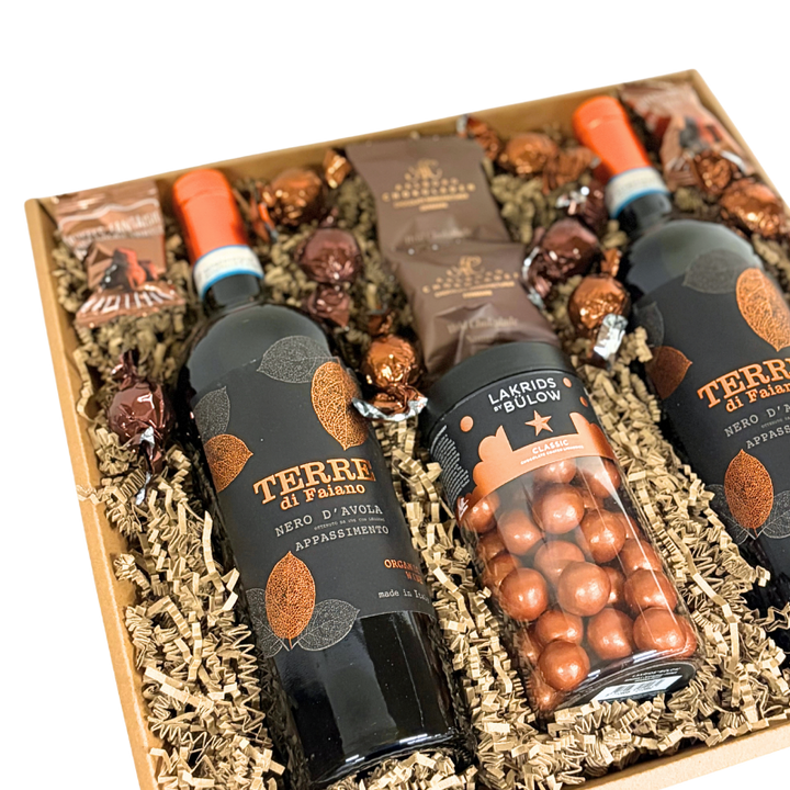 En eksklusiv julekurv fyldt med luksus og forkælelse lakrids by bülow. Økologisk rødvin. Aalborg chokoladen 