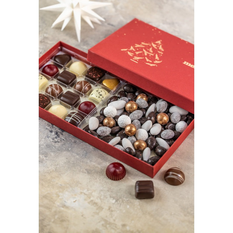 Fyldte chokolader og dragéer fra Xocolatl i åben rød æske
